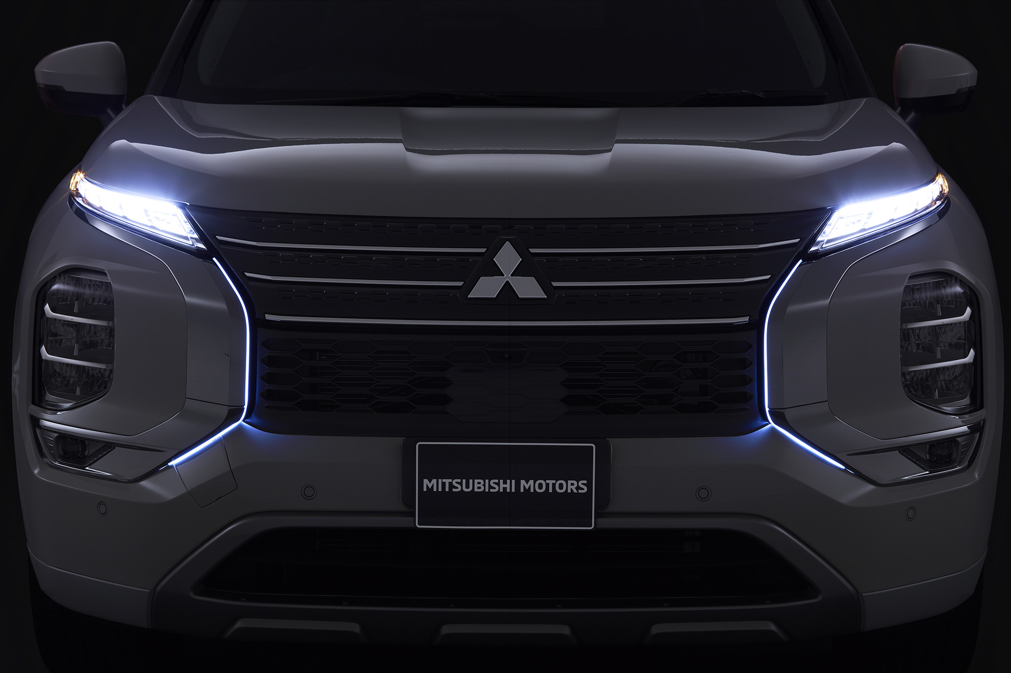Outlander dynamic shield illumination with front grille lights