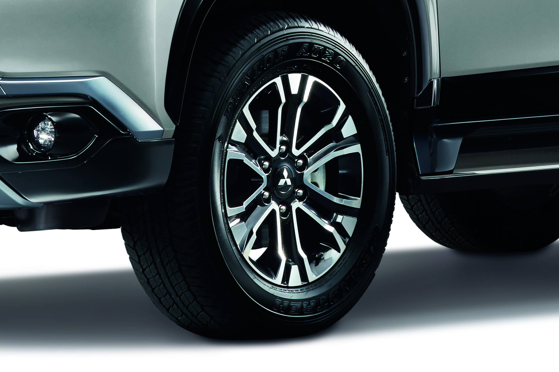 Mitsubishi Pajero Sport 18 inch alloy wheel with 6 spokes, mounted to car