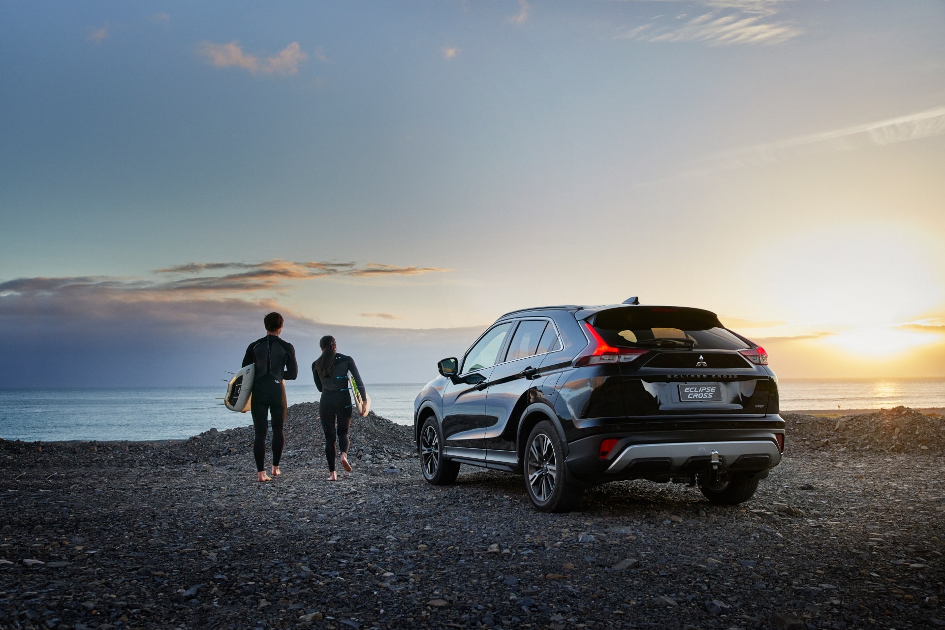 An image of Eclipse Cross and a couple at the beach